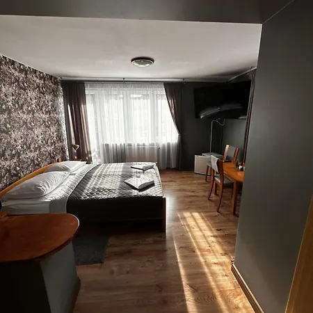 Karnat Wycieczka Do Pragi Gratis Przy 6 Noclegach Z Wyzywieniem !!! Sniadania Oraz Obiadokolacje * Karpacz